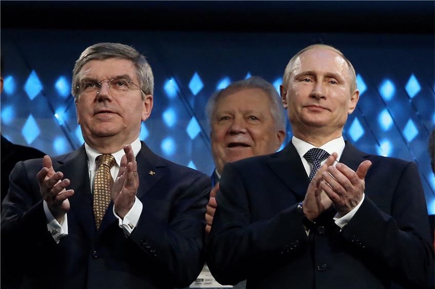 Russlands Präsident Wladimir Putin (rechts) und IOC-Präsident Thomas Bach demonstrierten nicht nur bei den Winterspielen von Sotschi 2014 Einigkeit. Im Dopingskandal hofft Moskau auf die Unterstützung des Deutschen. Foto: dpa