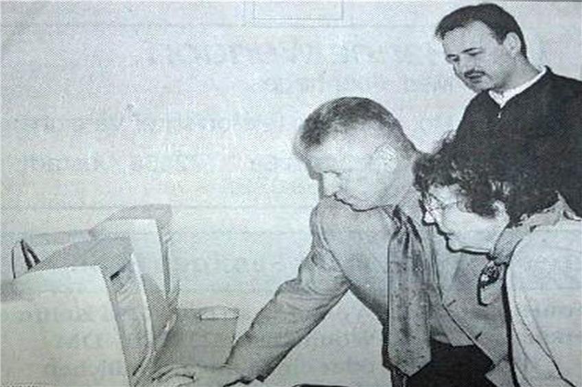 Ruth Trick, Richard Caspar (links) und Bürgermeister Gerd Hieber bestaunten 2001 die erstenComputer mit Internetzugang.