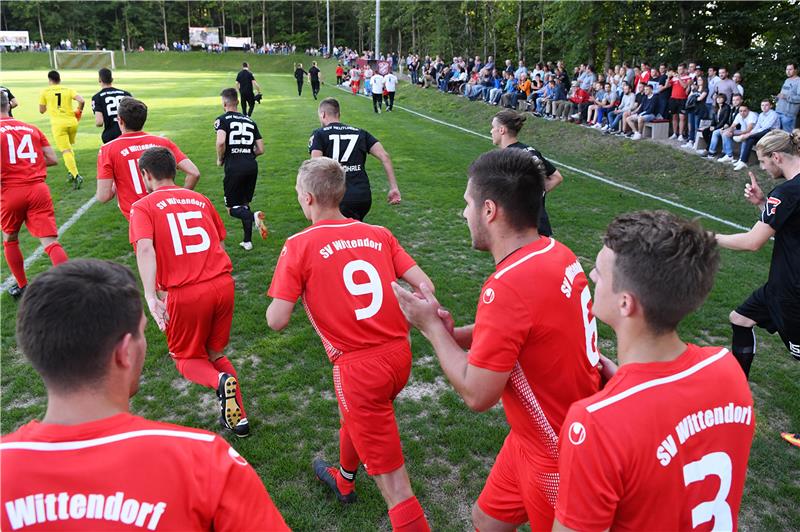 SV Wittendorf  (Rot) -  SSV Reutlingen (Schwarz): Einlauf der beiden Teams. Bild...
