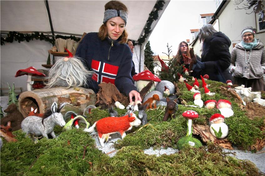 Sarah Langenbeck verkauft an ihrem Stand beim Nonnenhaus allerlei Filzfiguren in einer Landschaft aus Moos. Bild: Sommer