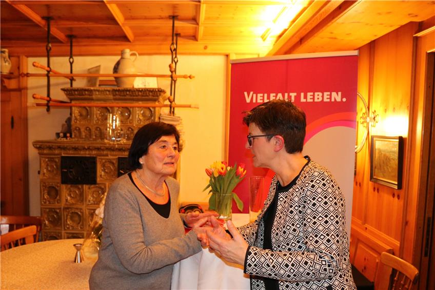 Saskia Esken (rechts) und Ursula Nagel beim Politischen Aschermittwoch der SPD in Horb. Bild: Häfner
