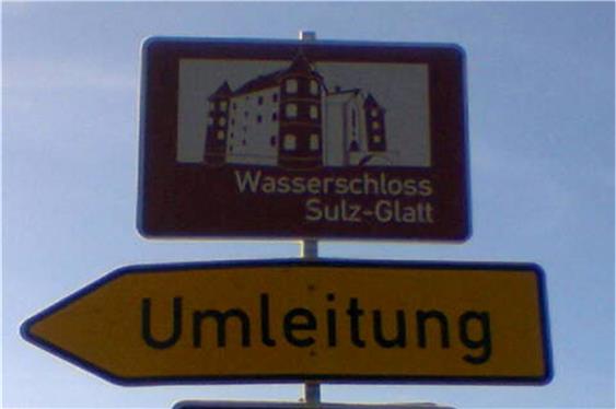 Schild mit Bild: Das Straßenbauamt hat vor der Glattbrücke bei Neckarhausen ein touristisches Hinweisschild mit dem Wasserschloss angebracht. Bild: Priotto