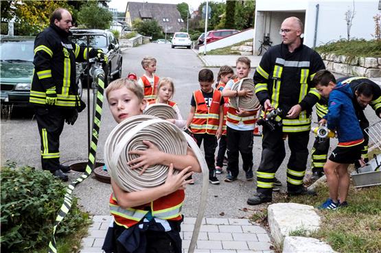 Schläuche ausrollen, Wasserspritze fertig machen: Die Kindergruppe der Feuerwehr-Abteilung Weiler übte spielerisch einen Einsatz. Bild: Werner Bauknecht