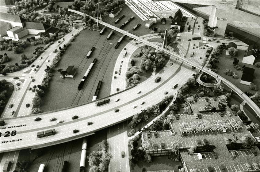 Schon 1982 machte man sich Gedanken darüber, wie Radfahrer und Fußgänger abseits der Autostraßen bequem ihr Ziel erreichen. Diese Brücke – hier im Modell –, die vom Wildermuth-Gymnasium (links oben) über die Gleise und die B28 in die Mühlbachäcker (rechts unten) führt, wurde dennoch verworfen. Archivbild: Nill