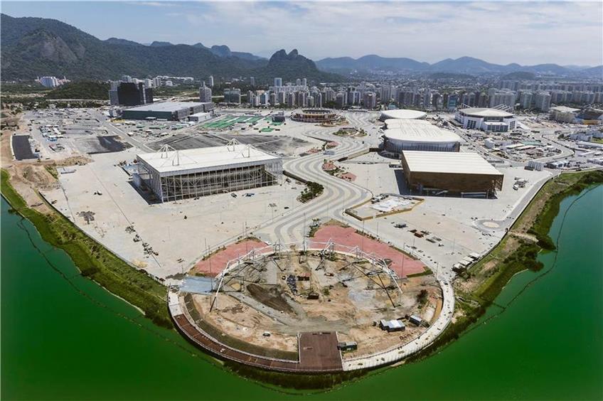 Schon bald das Herz der Olympischen Spiele in Rios Stadtteil Jacarepaguá: In den Hallen auf der Halbinsel im Jacarepaguá-See werden zahlreiche Sportarten ausgetragen. Eröffnungsfeier, Schlussfeier und die Leichtathletik-Wettkämpfe finden allerdings nicht hier, sondern im berühmten Maracanã-Stadion statt. Fotos: Laif/Auswärtiges Amt