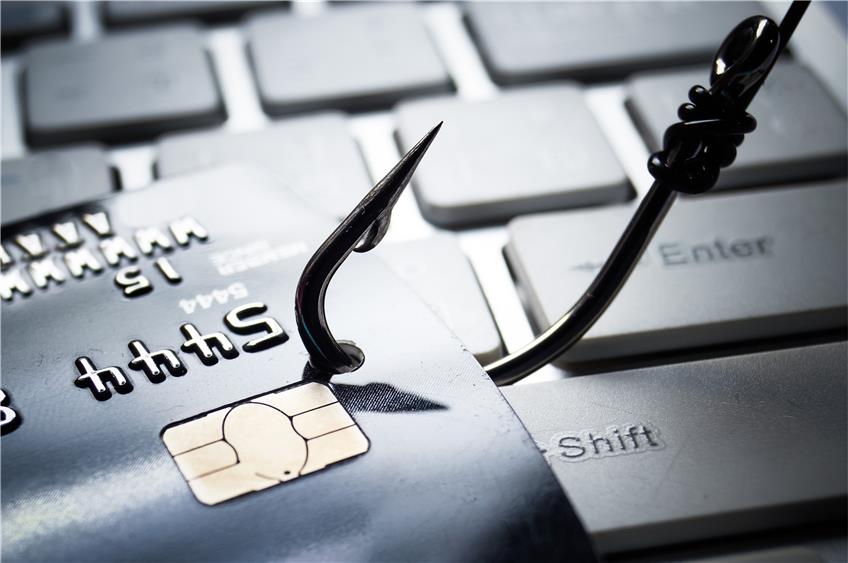 Schon das Abfangen von Kreditkartendaten auf Webshops gehört bei vielen Hackern zum kleinen Einmaleins. Doch auch Geldautomaten sind, allen Sicherheitsstufen zum Trotze, immer wieder Ziel. / fotolia.com © weerapat1003