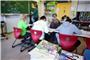 Schüler arbeiten an Aufgaben in einer vierten Klasse in einer Grundschule in Stuttgart. Foto: Bernd Weißbrod/dpa