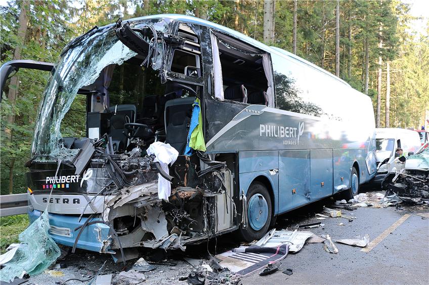 Schwer beschädigt war der Reisebus aus Frankreich vorne links, also dort, wo der 50-jährige Fahrer das Fahrzeug steuerte. Bilder: Feuerwehr