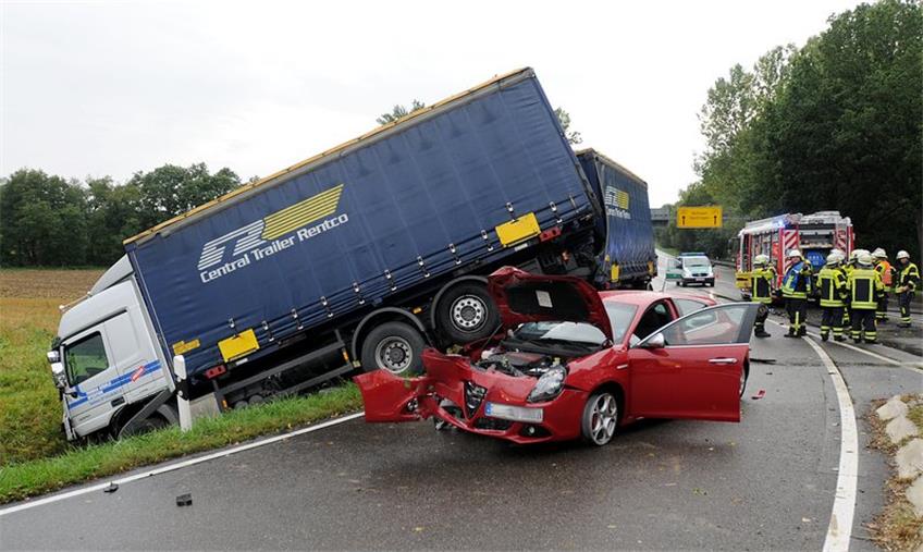 Schwerer Unfall mit einem Lastzug und zwei Personenwagen auf der B27 bei Mössingen.