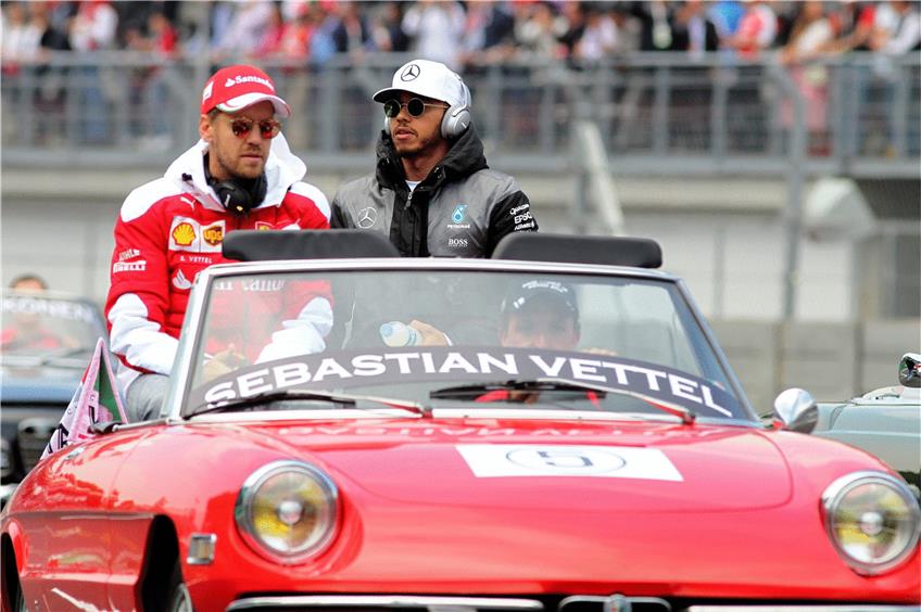 Sebastian Vettel (li.) bei der Fahrerparade in Mexiko mit Lewis Hamilton. Vom Weltmeister-Team ist Ferrari nach wie vor meilenweit entfernt. Foto: dpa