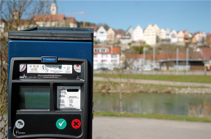 Sechs Automaten im Stadtgebiet – hier der an der Dammstraße – haben eine sogenannte Brötchentaste, mit der man 30 Minuten lang kostenlos parken darf. Archivbild: Braun