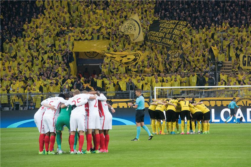 Sehr schwer fiel es den Spielern von AS Monaco (vorn) und Borussia Dortmund, sich nicht einmal 24 Stunden nach dem Attentat auf den BVB-Mannschaftsbus auf das Champions-League-Spiel zu konzentrieren. Foto: dpa