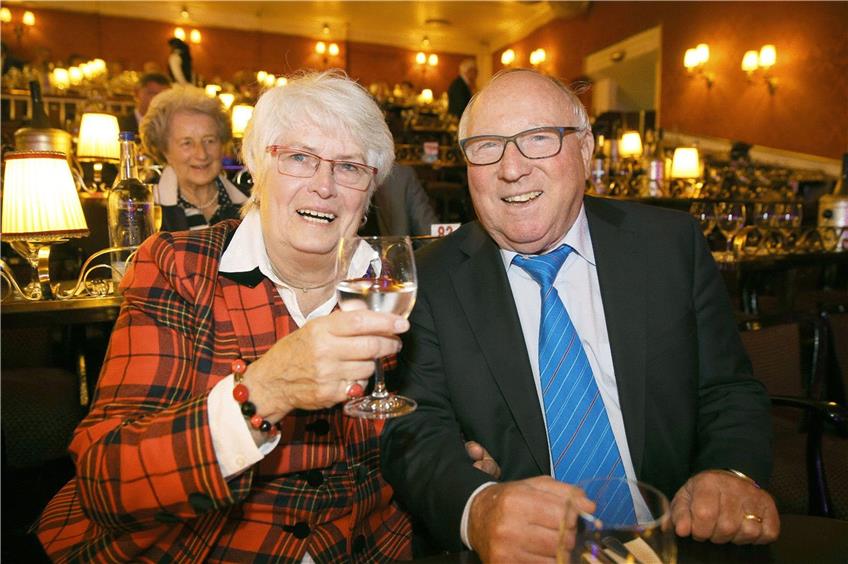 Seit 1959 ein glückliches Ehepaar: Ilka und Uwe Seeler während einer Gala in Hamburg. Foto: dpa/Christian Charisius