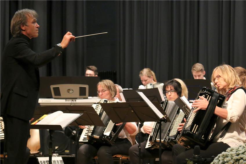 Seit 23 Jahren dirigiert Viktor Oswald (links im Bild) die verschiedenen Gruppen des Akkordeonorchesters Remmingsheim. Bild: Bernhard
