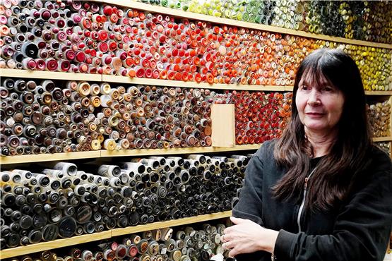 Seit mehr als 40 Jahren arbeitet Elke Häußler in der Branche rund um das Nähen. Tausende von Knöpfen hat sie zur Auswahl. Bilder: Karl-Heinz Kuball