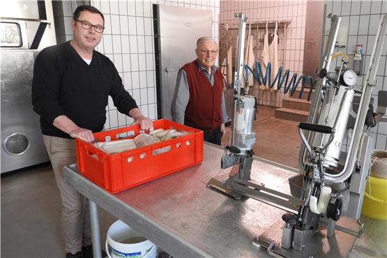 Seniorchef Albert (rechts) und Juniorchef Thomas Blocher der Metzgerei Adler in Empfingen stehen in der Wurstküche, in der sie enorm viel Lebenszeit verbracht haben.Gerhard Rebmann