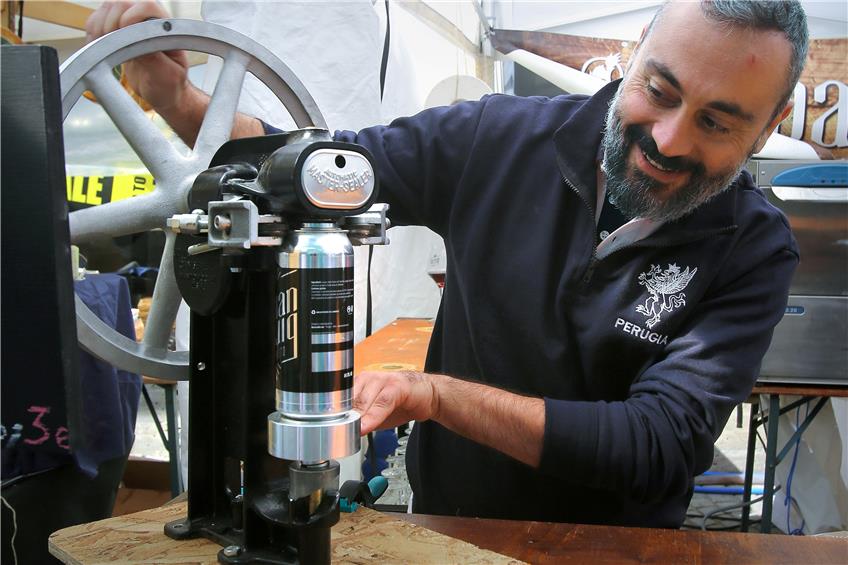 Sergio Castellani hat aus Perugia eine Maschine mitgebracht, die sein Bier in der Neuen Straße direkt in Dosen packt. Bild: Erich Sommer