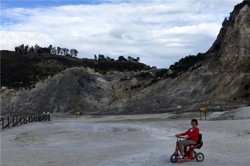 Sibylle Bossert im Krater Solfatara bei Pozzuoli, einem Vorort von Neapel. Seit 2014 bietet sie mit ihrem Mann Günter Reisen auch für Menschen mit Handicap an.Privatbild