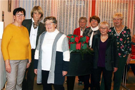Sie organisierten den Seniorenkreis Hirschau bislang gemeinsam (von links): Maja Endreß (macht weiter), Ursula Hosseinpour (35 Jahre Leiterin), Elisabeth Piendl (Leiterin, macht weiter), Ursula Zeyer (20 Jahre), Hermine Binder (20 Jahre), Irmgard Weiß (40 Jahre) und Barbara Elsässer (macht weiter).Bild: Ricarda Rödler