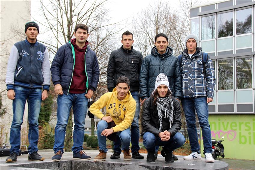 Sieben Flüchtlinge aus Syrien trafen sich am Samstag mit Tübinger Studierenden in der Uni-Bibliothek (von links nach rechts, hinten): Mohamad Alhammadi, Ali Ameer, Mouayad Alhammadi, Mohamad Alzeen und Bashar Alhammadi sowie (vorne) Ahmad und Yasin Shalabi.Bild: Rekittke