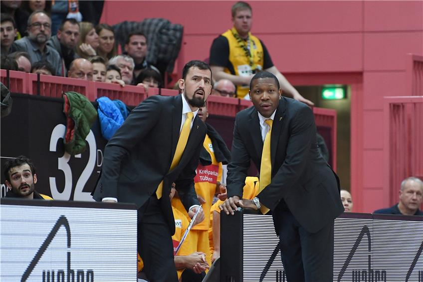 Sind auch in der kommenden Saison ein Trainerteam bei den Walter Tigers Tübingen: Assistent Aleksandar Nadjfeji (links) und Cheftrainer Tyron McCoy.Bild: Ulmer