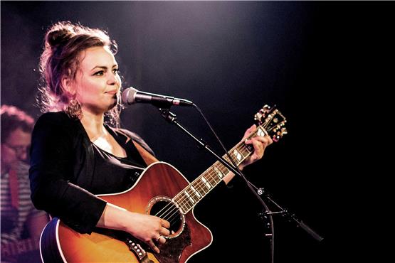 Singer-Songwriterin Fee Badenius spielt auf Einladung von KKF Dornhan am 18. September in der Mehrzweckhalle Weiden.Privatbild