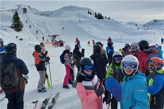 Skispaß am Sonnenkopf hatten die Teilnehmenden des Horber Gymnasiums. Bilder: Martin-Gerbert-Gymnasium