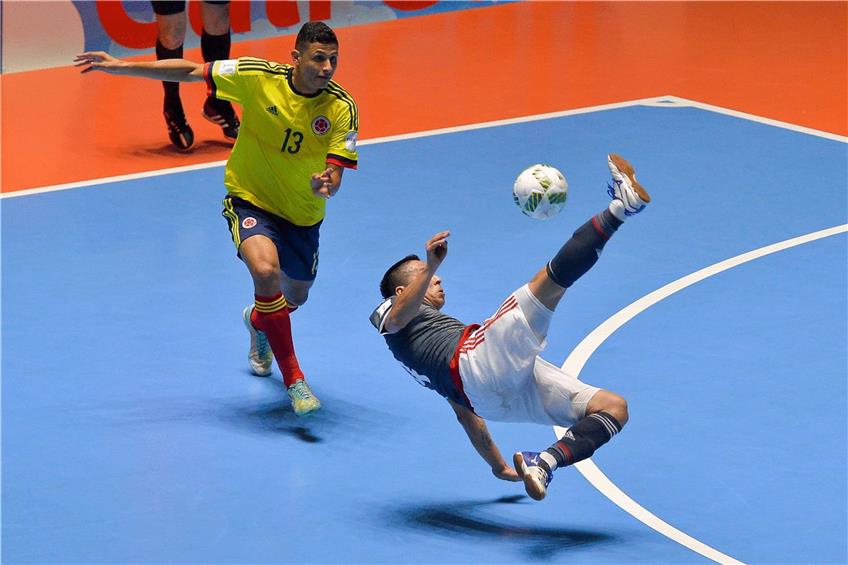 So attraktiv wie beim Spiel zwischen Paraguay und Kolumbien soll es auch in Hamburg zugehen.   Foto: afp