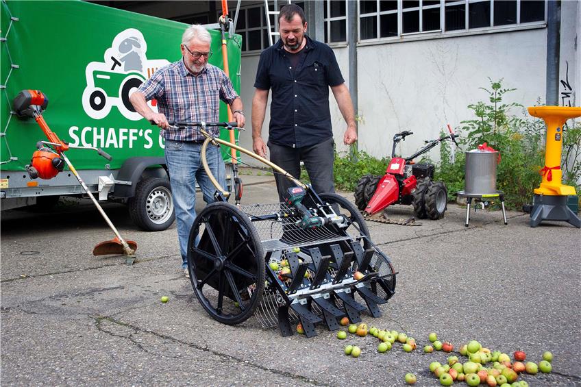 So einfach kann’s gehen: Hans Wener, der Vorsitzende des Obst- und Gartenbauvereins, und der AiS-Geschäftsführer Marcus Hölz für die akkubohrerbetriebene Erntemaschine vor. Bild: Franke