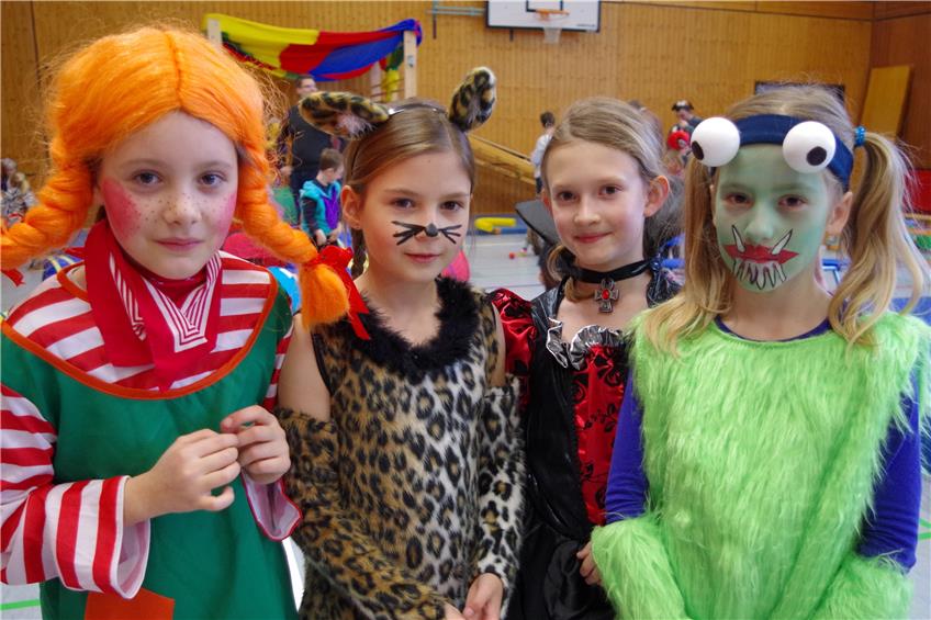 So geht verkleiden: Mariella als Pippi Langstrumpf, Lia als ihre Katze, daneben Sophie in prächtigem Glanz und Juliane als grünes Monster (von links). Bild: Jochen-Warth