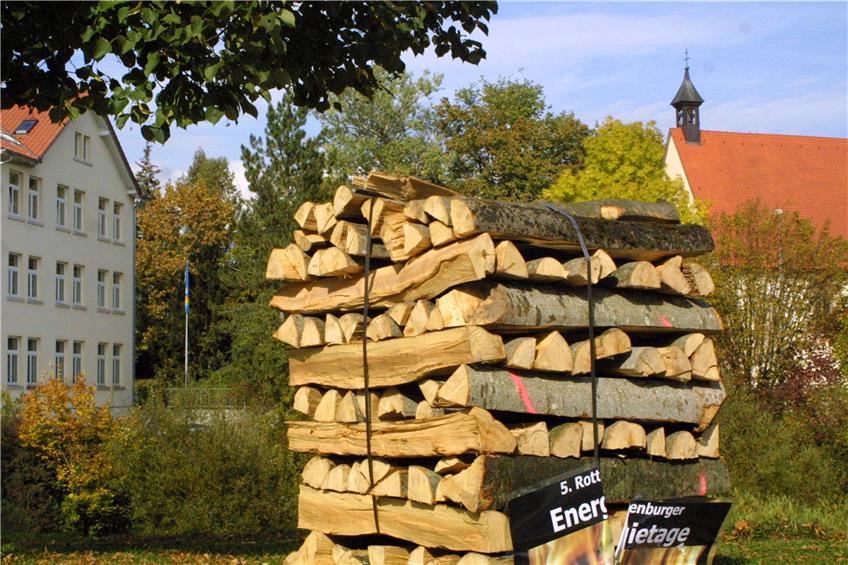 So sah die Werbung für die 5. Rottenburger Energietage im Jahr 2007 aus: ein Kubikmeter Holz in der Kiebinger Straße. Archivbild: Fleischer