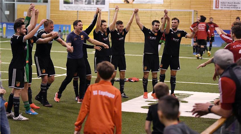 So sehen Sieger aus: die Spieler des FC Holzhausen feiern ihren Sieg in Empfingen. Bilder: Ulmer