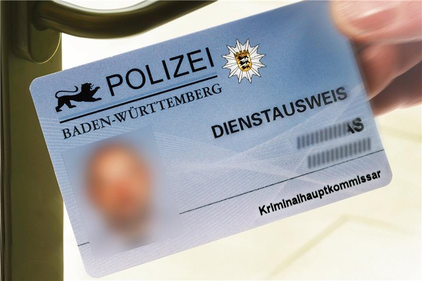So sieht der echte Dienstausweis der Polizei im Land aus. Bild: Polizei