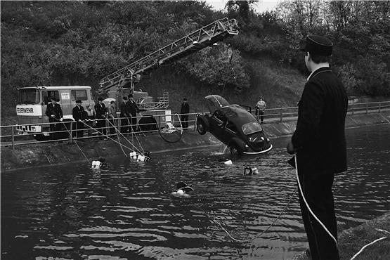 So war‘s mal in den Achtzigern: Ein VW-Käfer kam aus dem Wasser. Bild: Feuerwehr Tübingen