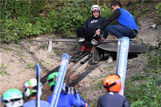 So wird’s gemacht: Nico Haydt erläutert TAGBLATT-Mitarbeiter Ferdinand Schwarz das Skispringen. Bild: Ulmer