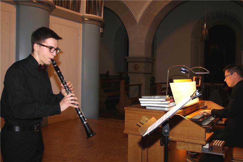 Solist Thore Brändle an der Klarinette, im Hintergrund Jochen Schlotter aus Bad Imnau an der Orgel.