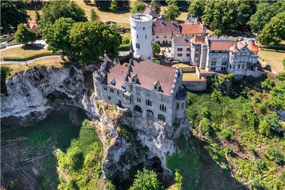 Spannende Perspektiven zeigt der neue Bildband vom Landkreis: hier Schloss Lichtenstein.Bild: Horst Guth
