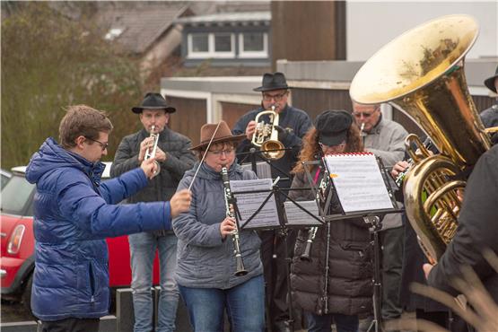 Spielte Weihnachtslieder im Dorf: der Musikverein Dettenhausen. Bild: Ulrich Metz