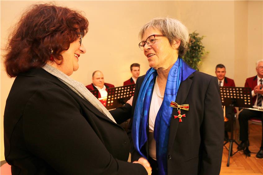 Staatssekretärin Bärbl Mielich heftete Andrea Kiefer das Bundesverdienstkreuz am Bande ans Revers und gratulierte herzlich.