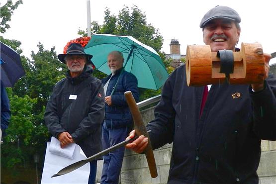 Stadtführung im Rahmen des Denkmal-Tages, Gunter Diehl (rechts) erklärt die Arbeitsweise mit einem Deichelbohrer. Bild: Ursula Kuttler-Merz
