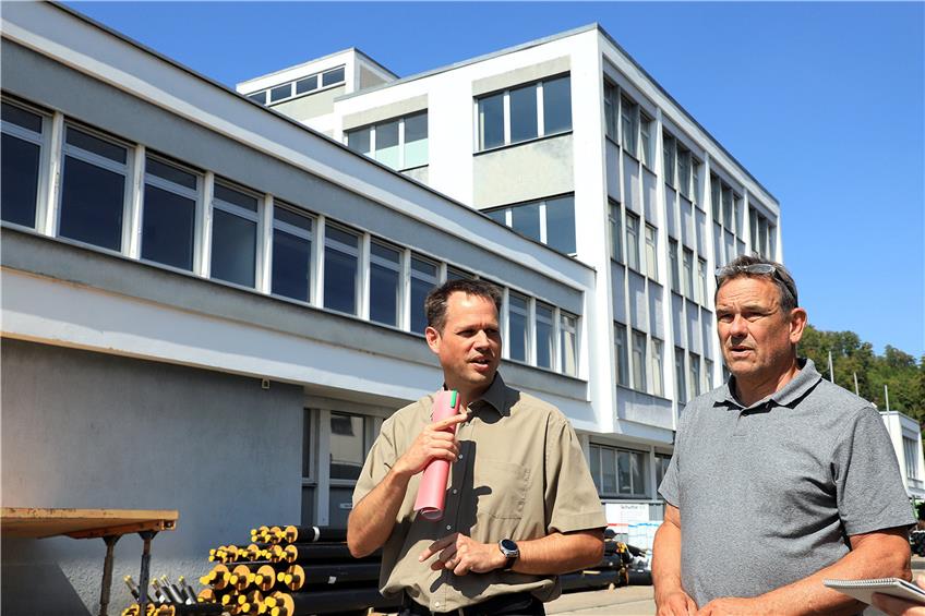 Stadtplaner Peter Klein (links) und Wirtschaftsförderer Axel Blochwitz vor dem Leuco-Gelände in der Stadionstraße. Bilder: Kuball