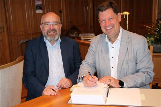 Stadtwerke-Geschäftsführer Peter Günther (links) und Oberbürgermeister Julian Osswald unterzeichneten den neuen Konzessionsvertrag. Bild: Rath/Stadtverwaltung