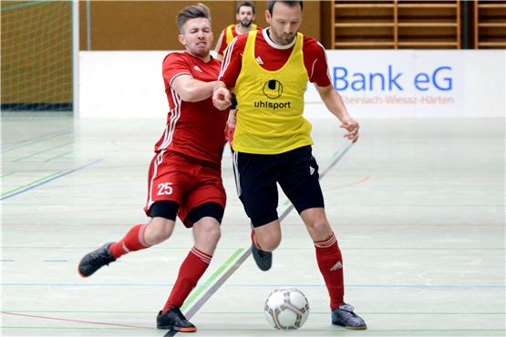 Standhaft: Hirrlingens Thomas Geiger (rechts) im Viertelfinale gegen den FC Rottenburg.