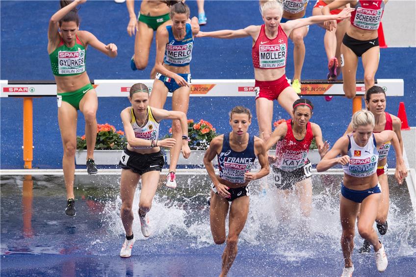 Starke Vorstellung: Elena Burkard (vorne links) qualifiziert sich trotz Stolperer für das Finale über 3000 Meter Hindernis.