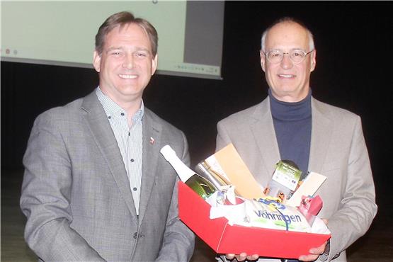 Stefan Hammer (links) übergab Gerd Hieber zum Abschied in den Ruhestand Geschenkgutscheine mit Hintersinn. Bild: H. Schwind