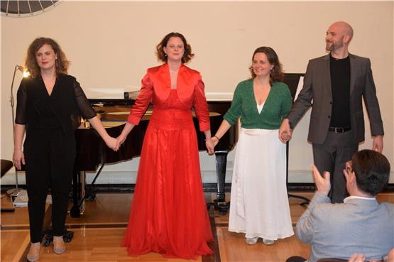 Stefanie Egelhof (Klavier), Verena Seid (Sopran), Livia Kretschmann (Mezzosopran) und Bastian Levancher (Bariton) (von links) traten bei Piccola Musica auf. Bild: Monika Schwarz