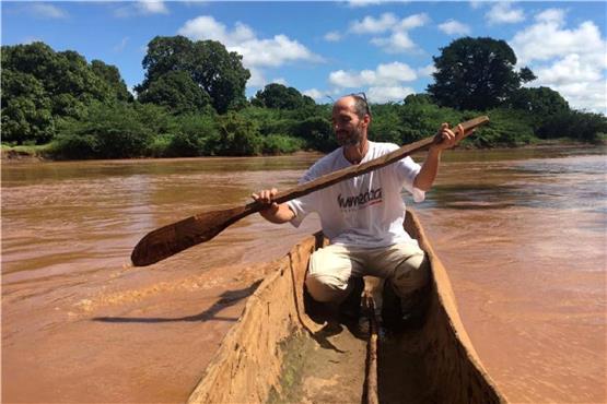 Straßen und Wege sind nach der Flutkatastrophe im Nordosten Kenias unpassierbar. In manche Dörfer kam Matthias Gerloff nur mit dem Boot.