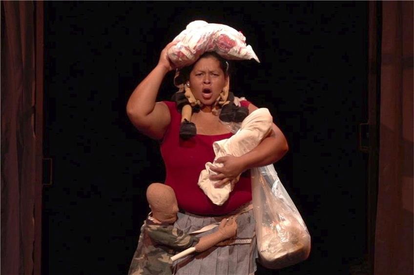 Straßenhändlerinnen aus El Salvador begegnen der Gewalt mit Theater: Szene aus„Cachada“, das diesmal den Festivalpreis erhielt. Bild: Agentur