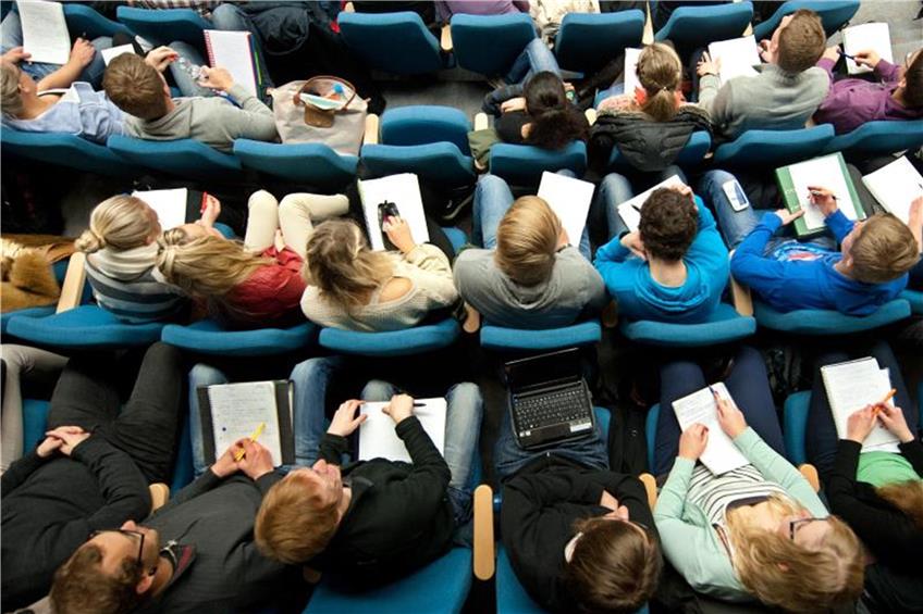 Studenten verfolgen eine Vorlesung. Foto: Julian Stratenschulte/Archiv dpa