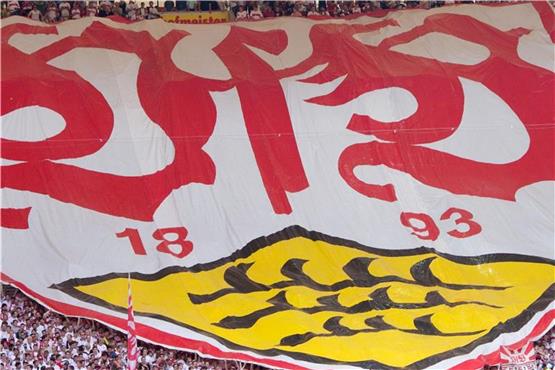 Stuttgarter Fans mit einem Banner mit dem Logo des VfB. Foto: Sebastian Kahnert/Archivbild